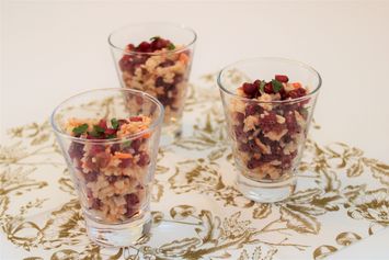 Glaasje van surimi en granaatappel